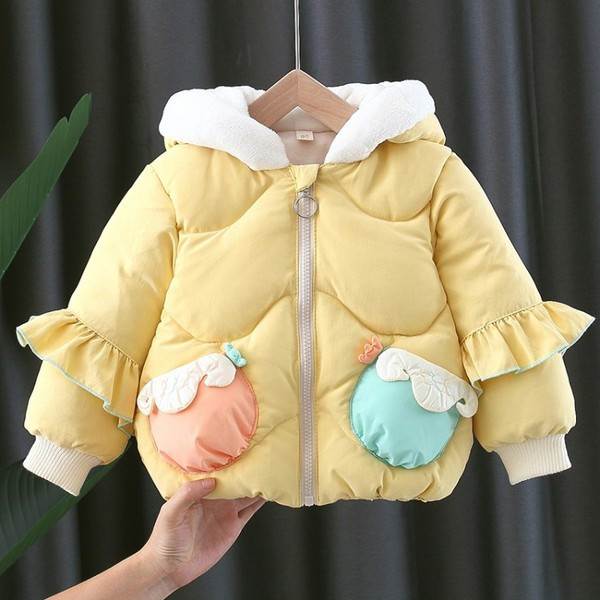 Moodne lastejope, mille varrukatel on lokid ja pael