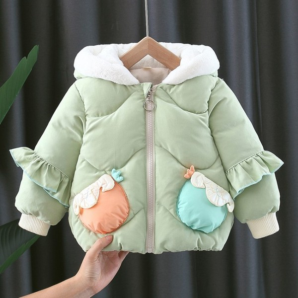 Moodne lastejope, mille varrukatel on lokid ja pael