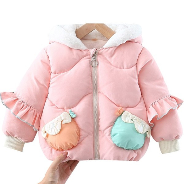 Moodne lastejope, mille varrukatel on lokid ja pael