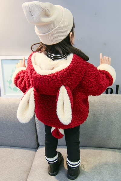 Dječja puhasta jakna s gumbima i 3D elementima