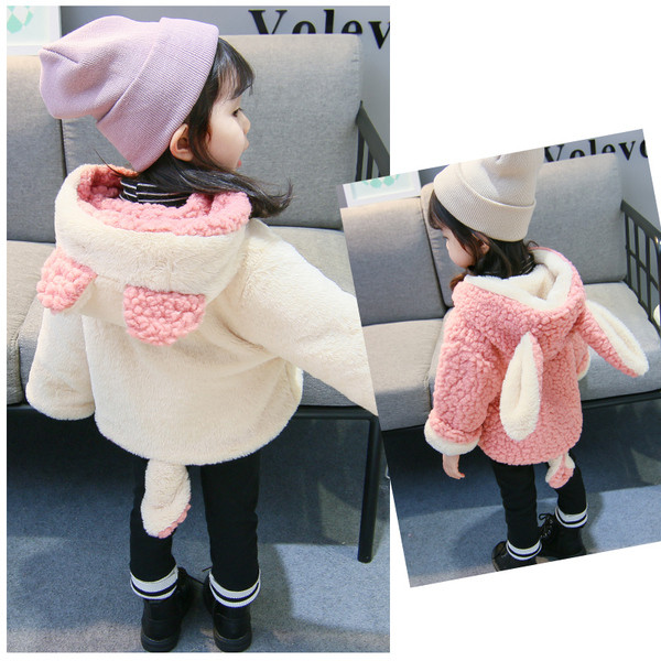 Dječja puhasta jakna s gumbima i 3D elementima