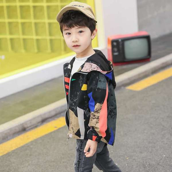 Φθινοπωρινό μπουφάν για αγόρια τύπου αντιανεμικό με πολύχρωμο μοτίβο