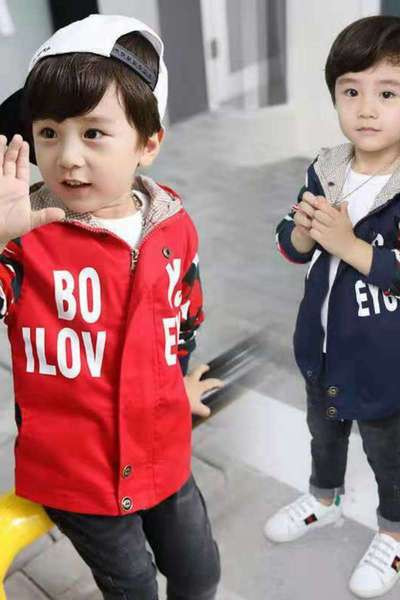 Dječja proljetno-jesenska jakna za dječake sa šarenim uzorkom i natpisima