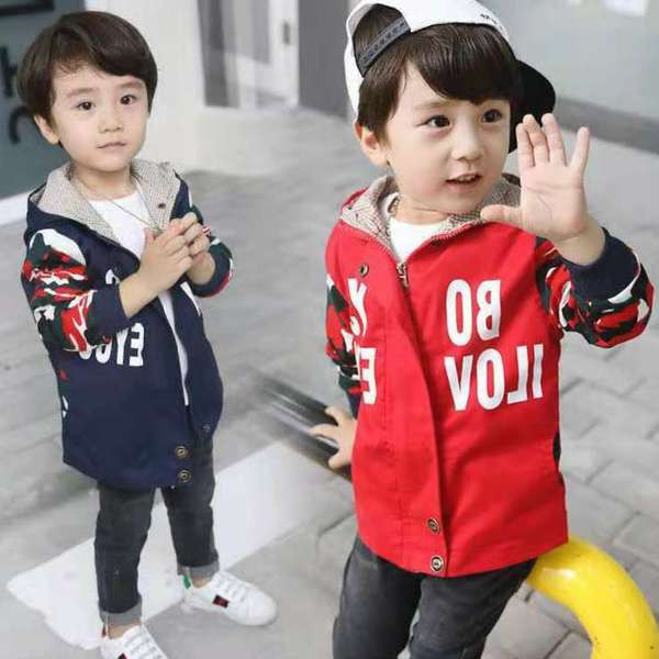 Dječja proljetno-jesenska jakna za dječake sa šarenim uzorkom i natpisima