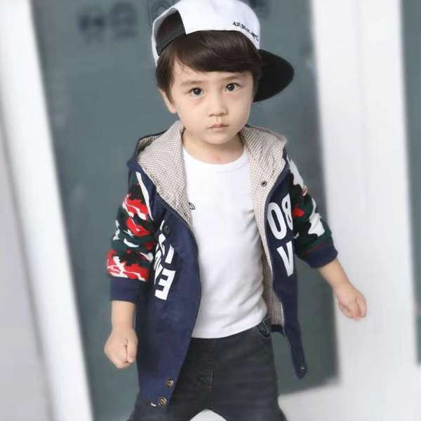 Dječja proljetno-jesenska jakna za dječake sa šarenim uzorkom i natpisima