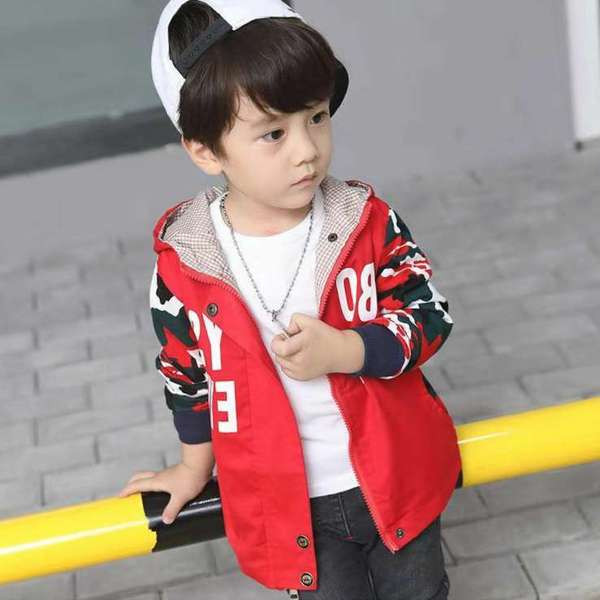 Dječja proljetno-jesenska jakna za dječake sa šarenim uzorkom i natpisima