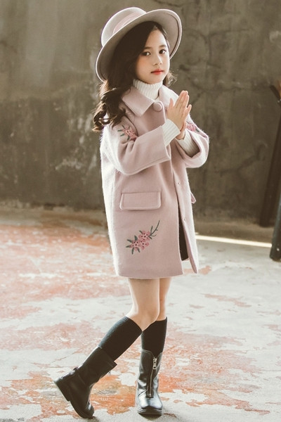 Κομψό παιδικό παλτό για κορίτσια με κλασικό κολάρο και κέντημα