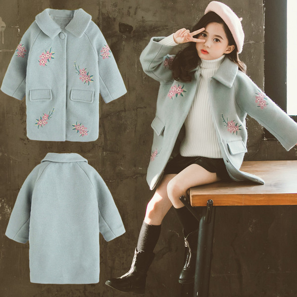 Κομψό παιδικό παλτό για κορίτσια με κλασικό κολάρο και κέντημα