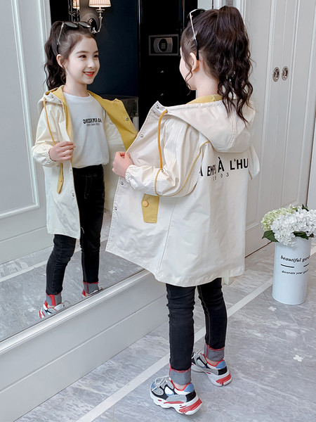 Kapuutsiga ja pealdisega laste kevad-sügis jope