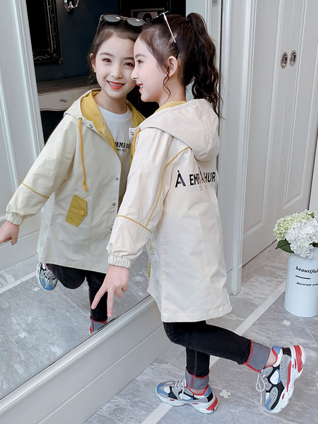 Kapuutsiga ja pealdisega laste kevad-sügis jope