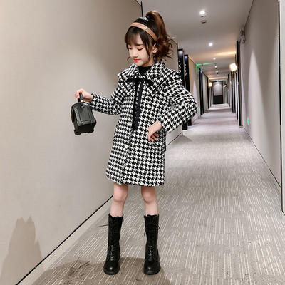 Must-valge ja taskutega lastemantel