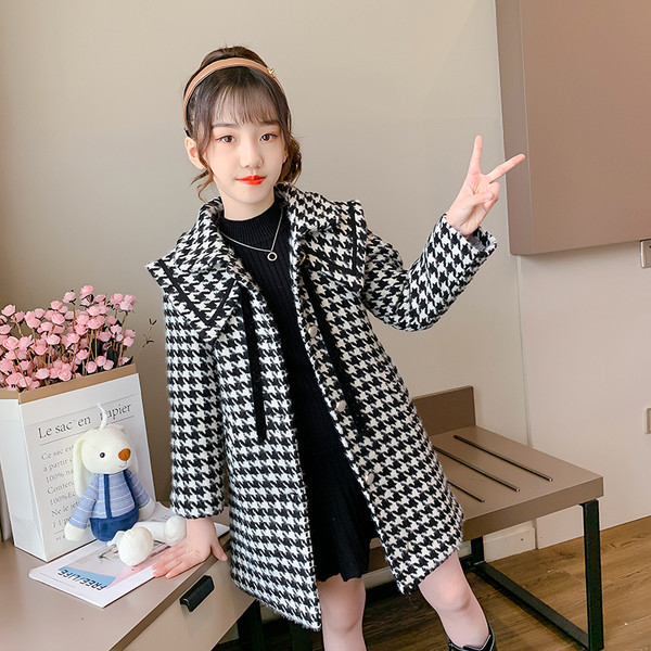 Must-valge ja taskutega lastemantel