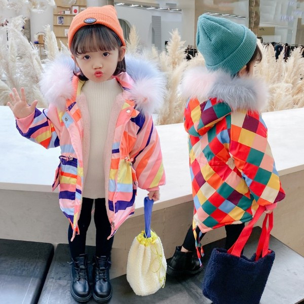 Dječja jakna u boji s perom i džepovima za djevojčice