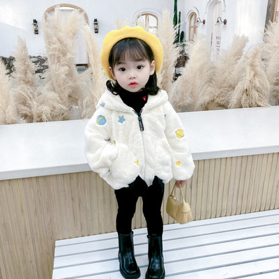 Moderna dječja jakna s vezom i 3D elementom