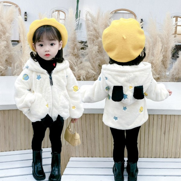 Moderna dječja jakna s vezom i 3D elementom