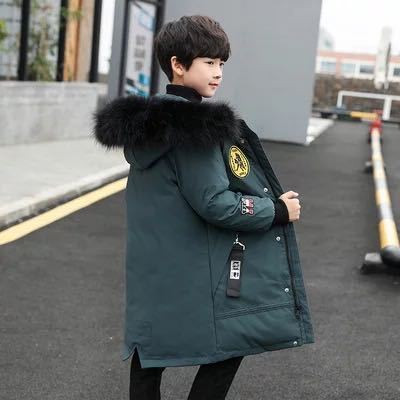 Kapuutsiga ja udusulega laste talvejope poistele