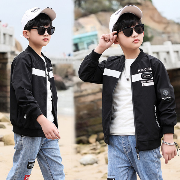 Sügisene laste jope poistele, mille seljal kiri