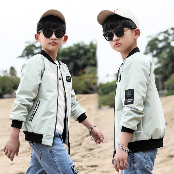 Sügisene laste jope poistele, mille seljal kiri