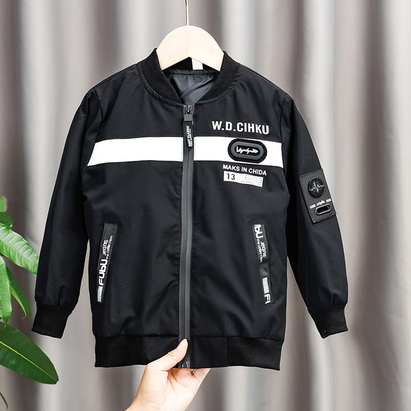 Moodne kirjadega laste jope poistele