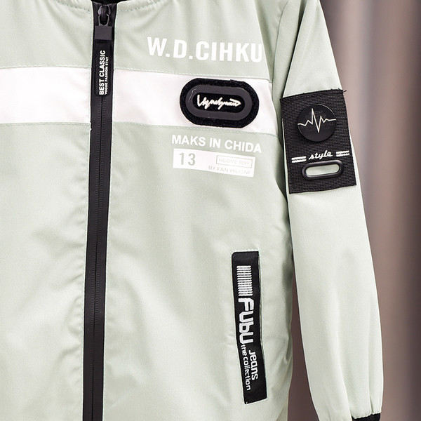 Moodne kirjadega laste jope poistele