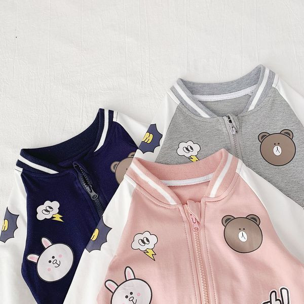 Φθινοπωρινό παιδικό μπουφάν με οβάλ λαιμόκοψη και πολύχρωμες εφαρμογές