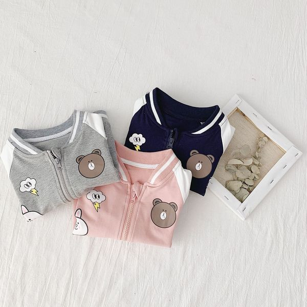 Φθινοπωρινό παιδικό μπουφάν με οβάλ λαιμόκοψη και πολύχρωμες εφαρμογές