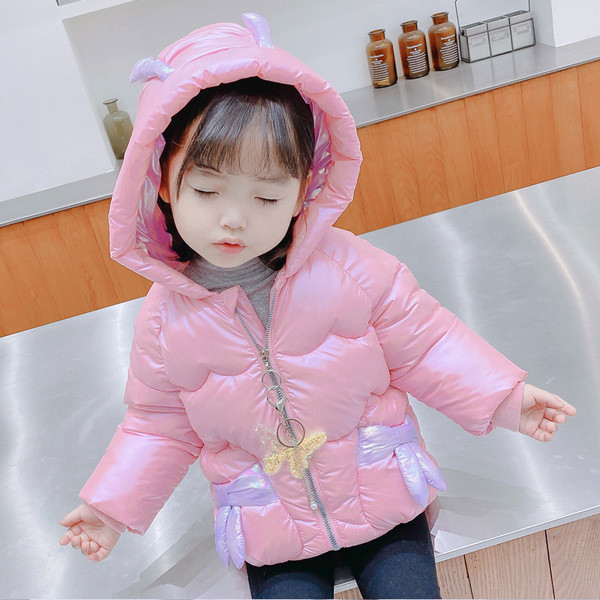 Laste talvejope tüdrukule, mille seljal on 3D element