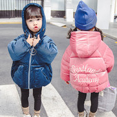 Laste velvetist talvejope, mille seljal kiri