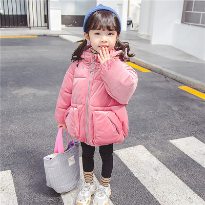 Laste velvetist talvejope, mille seljal kiri