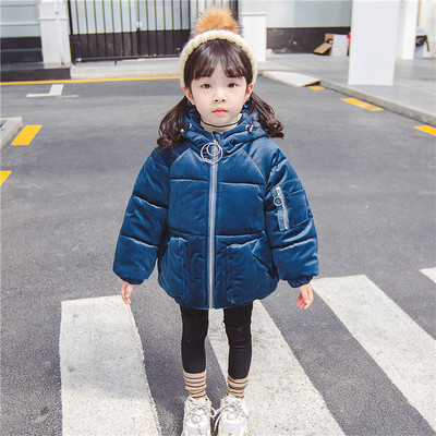 Laste velvetist talvejope, mille seljal kiri