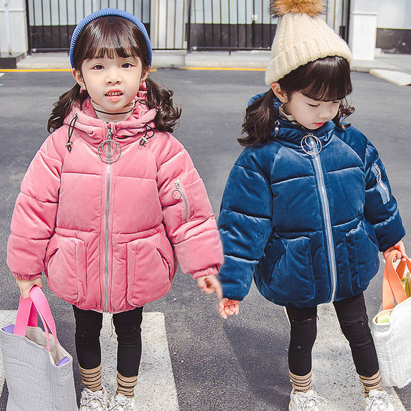 Laste velvetist talvejope, mille seljal kiri