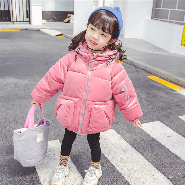 Laste velvetist talvejope, mille seljal kiri