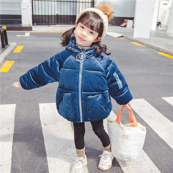 Laste velvetist talvejope, mille seljal kiri