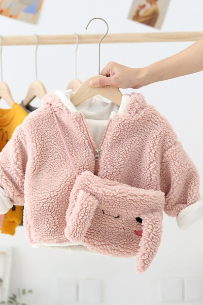 Novi model dječje jakne za djevojčice sa kapuljačom i 3D elementima u roza boji