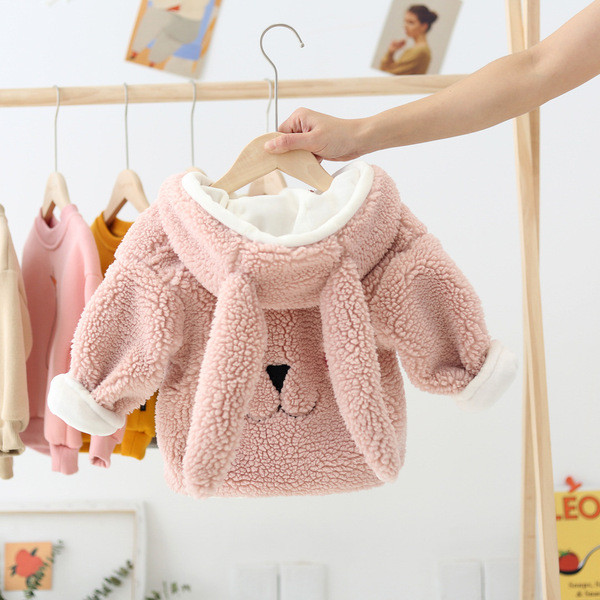 Novi model dječje jakne za djevojčice sa kapuljačom i 3D elementima u roza boji