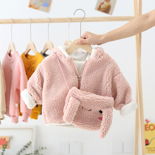 Novi model dječje jakne za djevojčice sa kapuljačom i 3D elementima u roza boji
