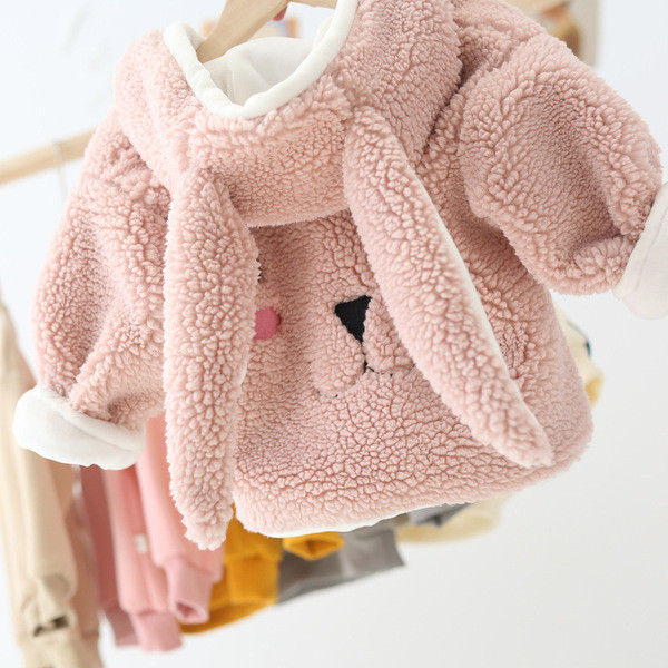 Novi model dječje jakne za djevojčice sa kapuljačom i 3D elementima u roza boji