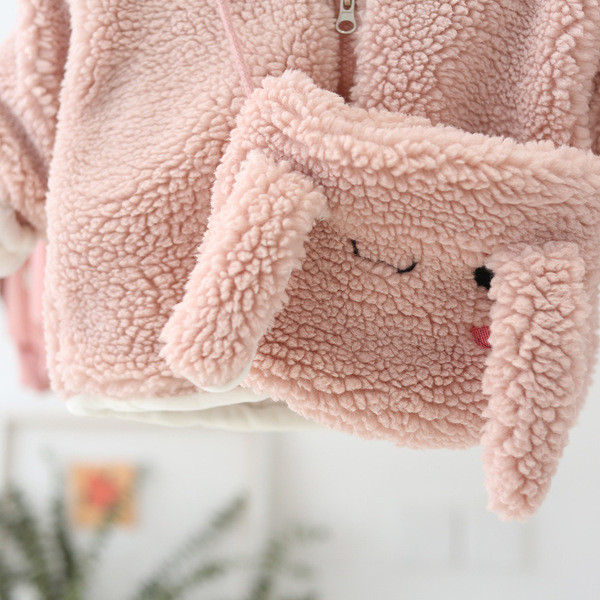 Novi model dječje jakne za djevojčice sa kapuljačom i 3D elementima u roza boji