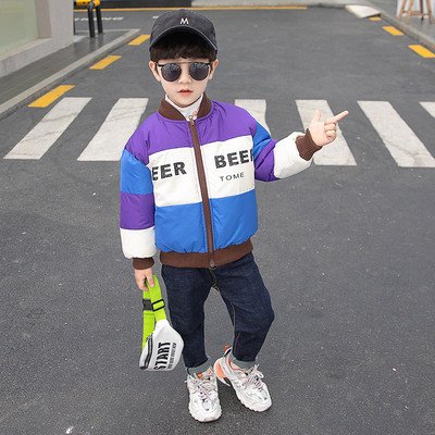 Tõmbluku ja kirjadega sügis-talvine jope poistele