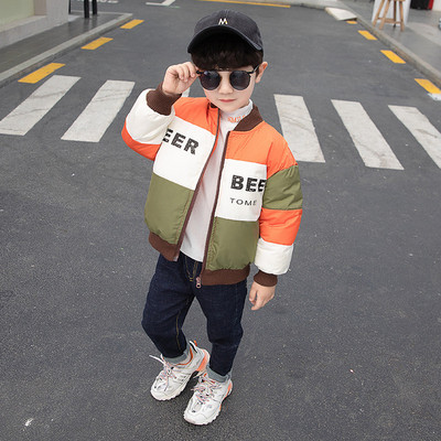 Tõmbluku ja kirjadega sügis-talvine jope poistele