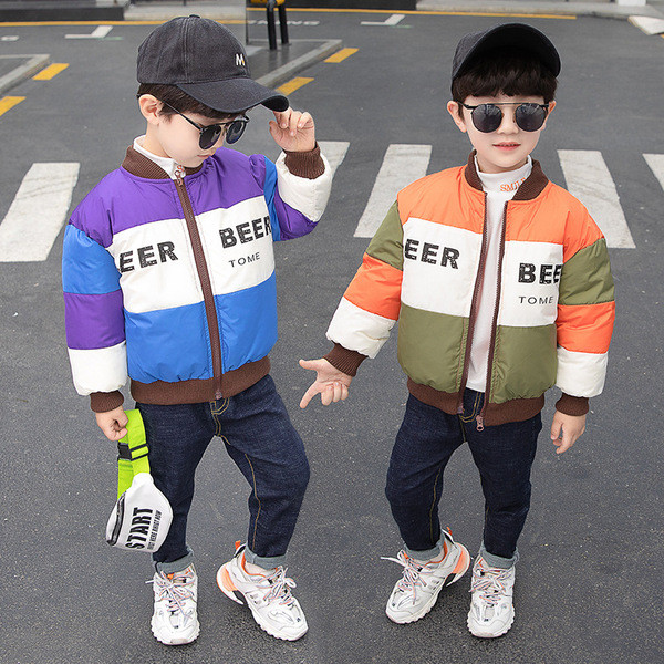 Tõmbluku ja kirjadega sügis-talvine jope poistele