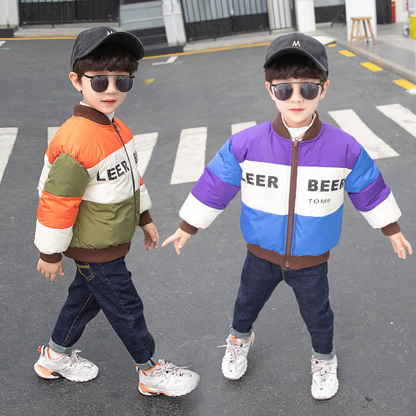 Tõmbluku ja kirjadega sügis-talvine jope poistele