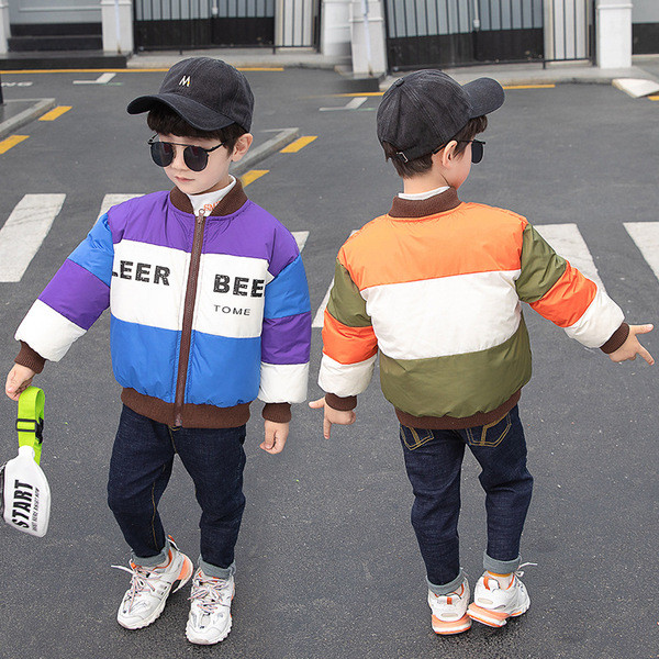 Tõmbluku ja kirjadega sügis-talvine jope poistele