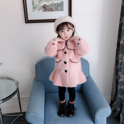 Moodne nööpide ja pikkade varrukatega lastemantel - tüdrukutele