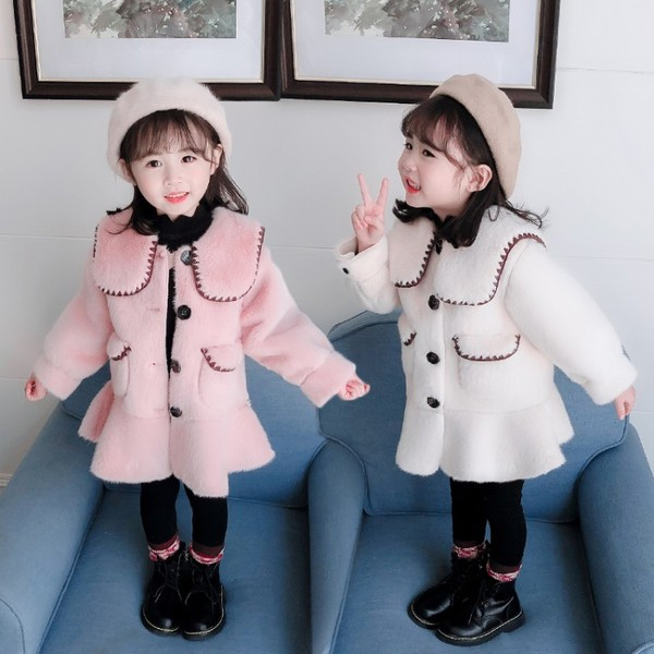 Moodne nööpide ja pikkade varrukatega lastemantel - tüdrukutele