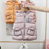 Moodne taskute ja kapuutsiga lastevest