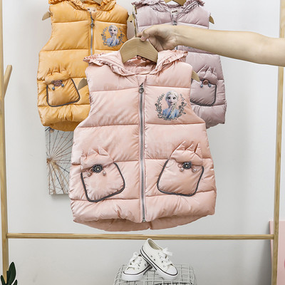 Moodne taskute ja kapuutsiga lastevest