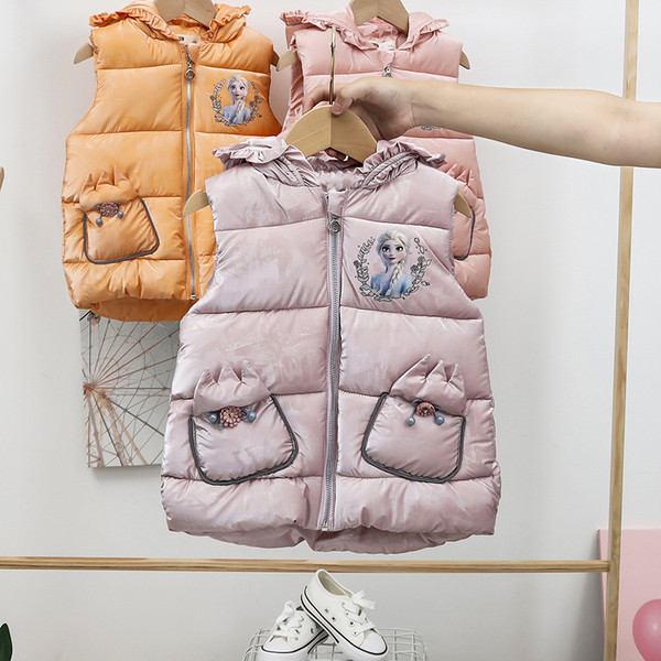 Moodne taskute ja kapuutsiga lastevest