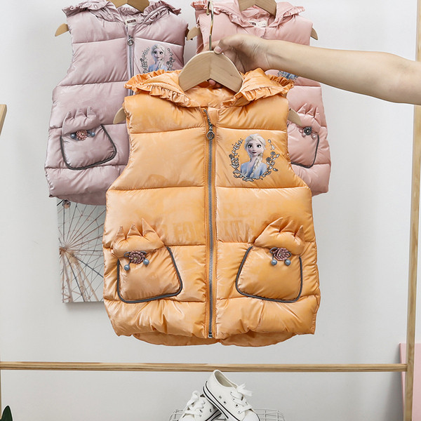 Moodne taskute ja kapuutsiga lastevest