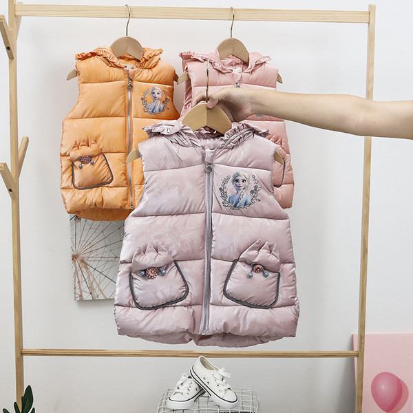 Moodne taskute ja kapuutsiga lastevest